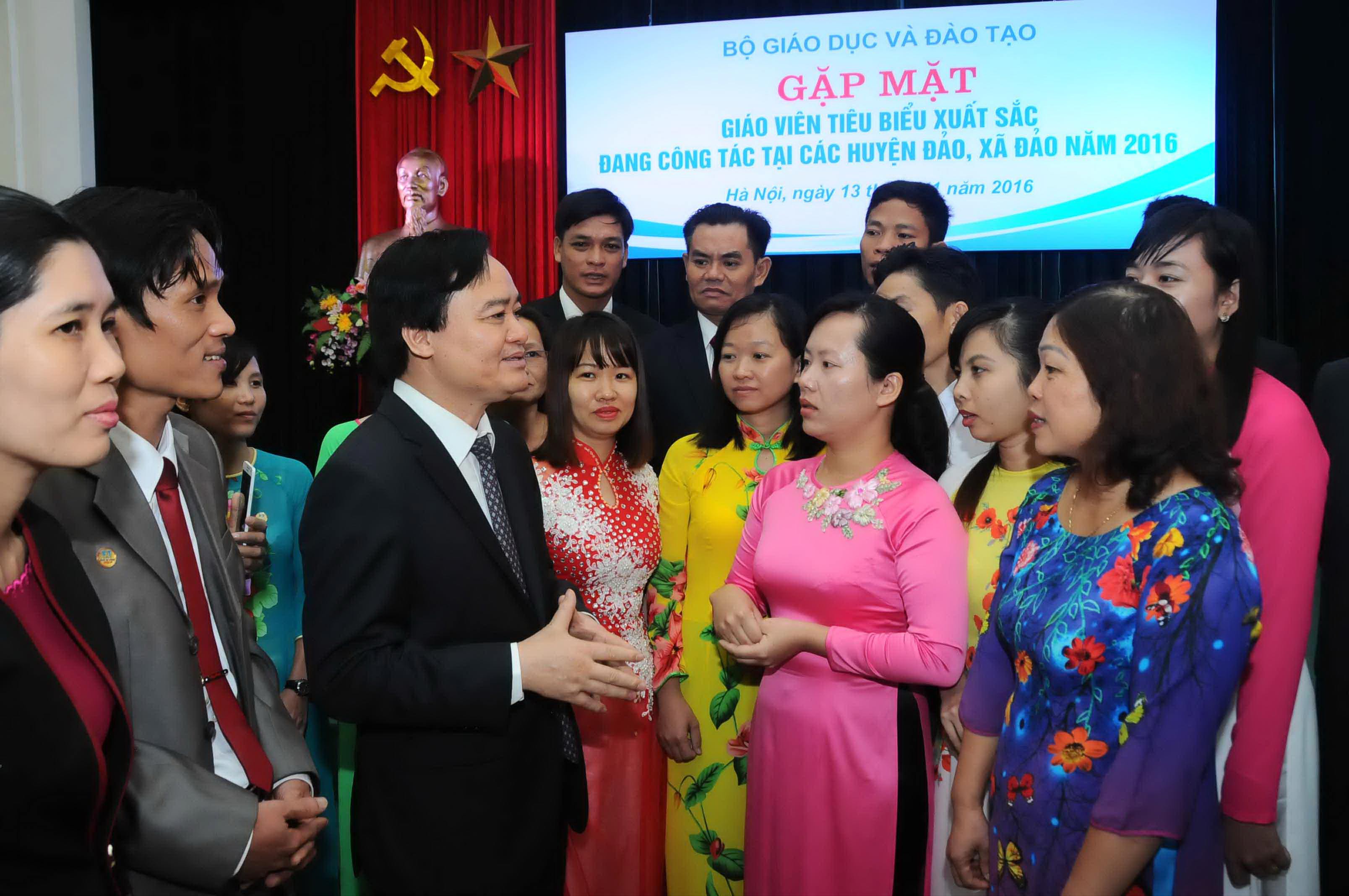 Bộ trưởng Phùng Xuân Nhạ lắng nghe tâm tư của các thầy cô giáo Ảnh: LƯƠNG NGUYỄN