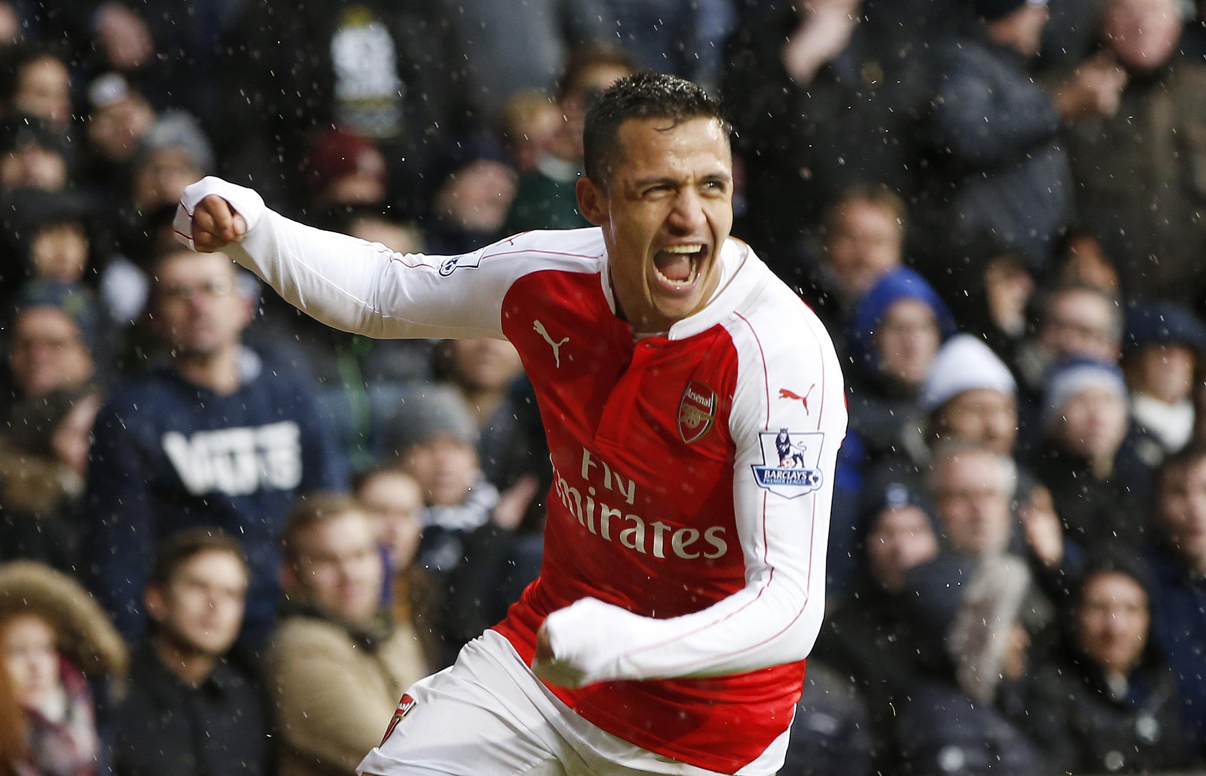 Sanchez giải cứu Arsenal