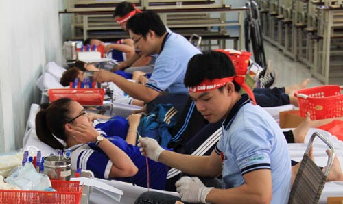 Gần 1.000 sinh vi&ecirc;n tham gia ng&agrave;y &ldquo;Chủ nhật đỏ&rdquo;