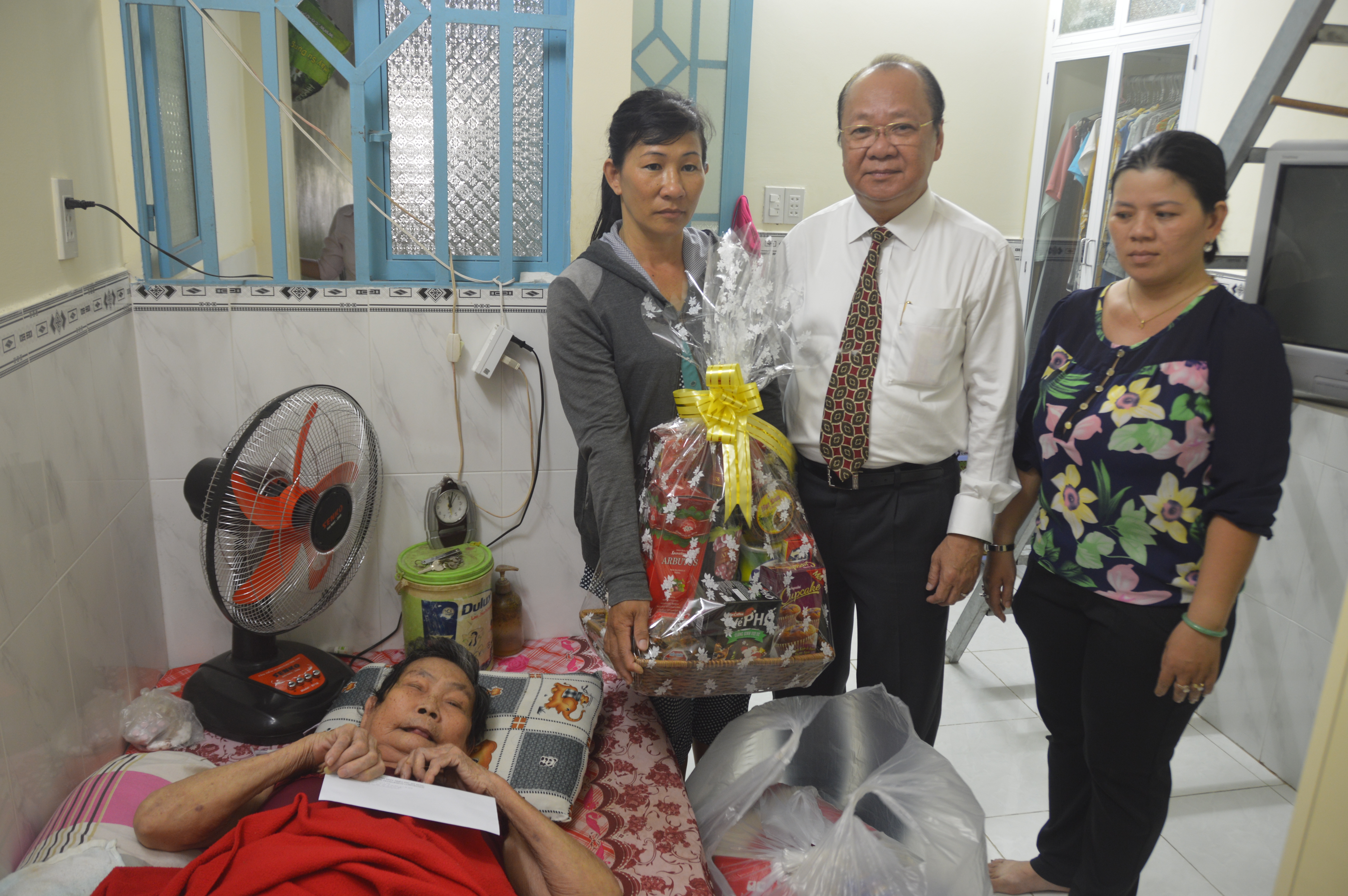 Ông Nguyễn Bửu Hội - Phó Tổng Giám đốc Công ty TNHH Phát triển Phú Mỹ Hưng, đại diện Ban tổ chức chương trình Đi bộ Từ thiện Lawrence S. Ting đến thăm gia đình chị Kim Chi