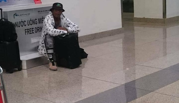 Giản dị như Samuel L. Jackson tại sân bay Nội Bài