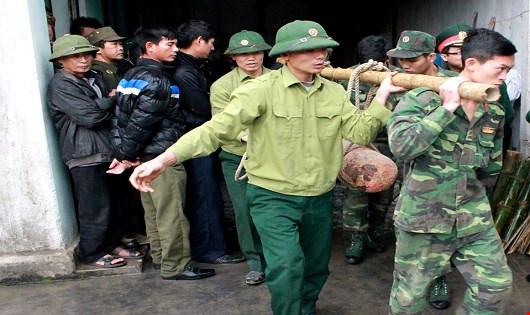 Phát hiện 3 quả bom ở cửa hàng thu mua sắt vụn