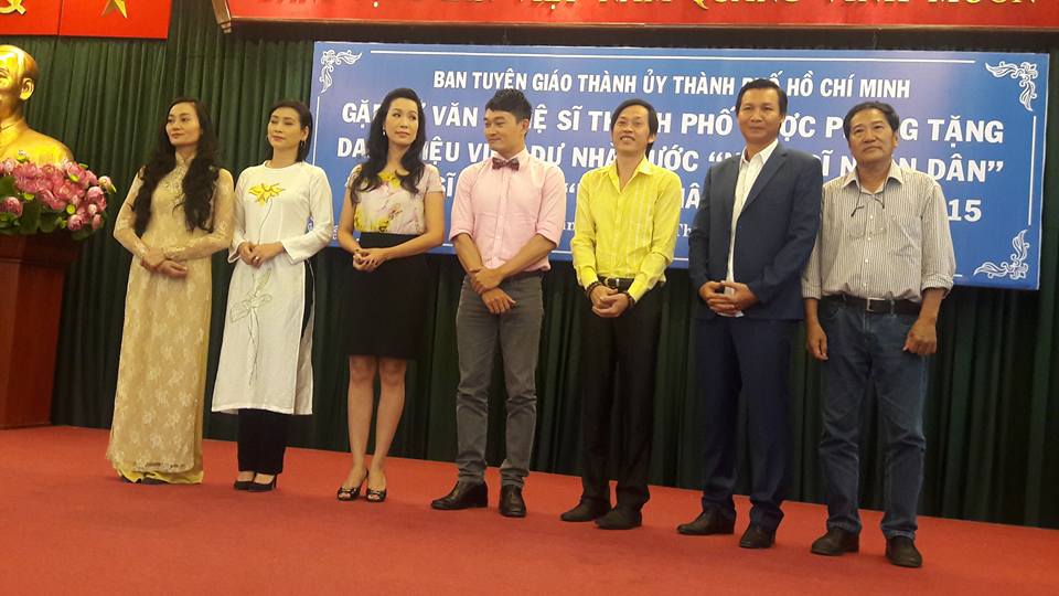 Hoài Linh phấn khởi trong buổi mừng danh hiệu NSƯT