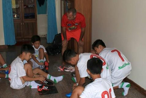 Xuân Trường, Tuấn Anh xúc động khi thầy Giôm mua giày cho đàn em