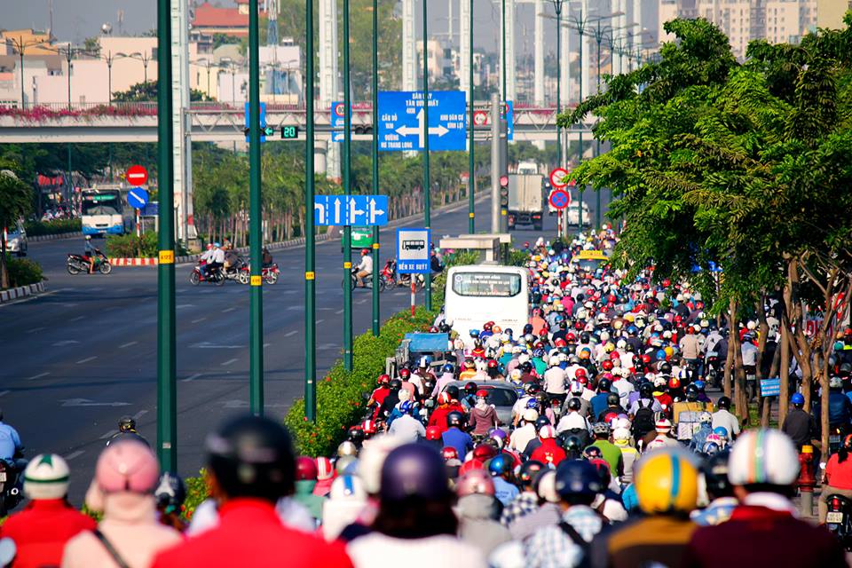 Đại lộ Phạm Văn Đồng được đ&aacute;nh gi&aacute; l&agrave; một trong những tuyến đường đẹp nhất TP HCM, d&agrave;i 14km k&eacute;o d&agrave;i từ n&uacute;t giao th&ocirc;ng Linh Xu&acirc;n (quận Thủ Đức) đến đầu s&acirc;n bay T&acirc;n Sơn Nhất. Khi đường Phạm Văn Đồng vừa mới được ho&agrave;n th&agrave;nh, chỉ 1 trong 5 l&agrave;n đường được quy định d&agrave;nh cho xe m&aacute;y g&acirc;y ra &ugrave;n tắc giao th&ocirc;ng.