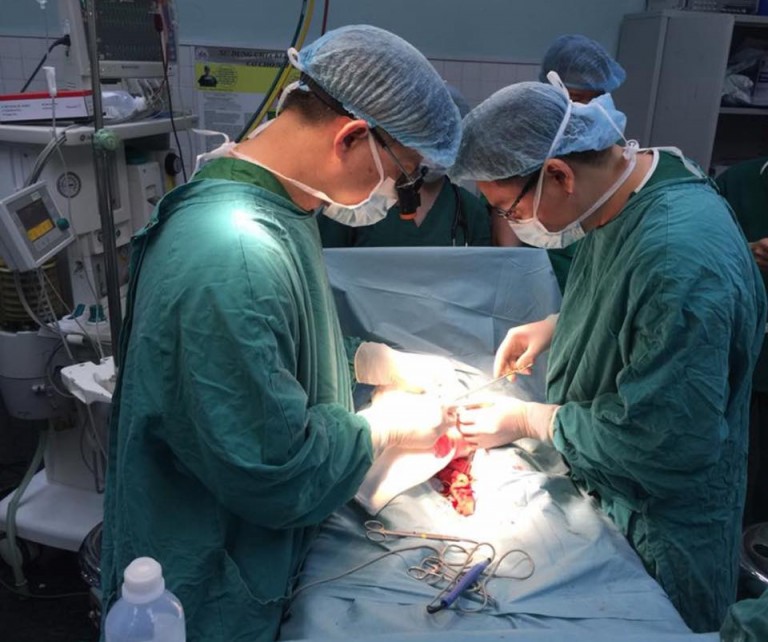 Chú ruột cắt đứt dương vật bé trai 3 tuổi