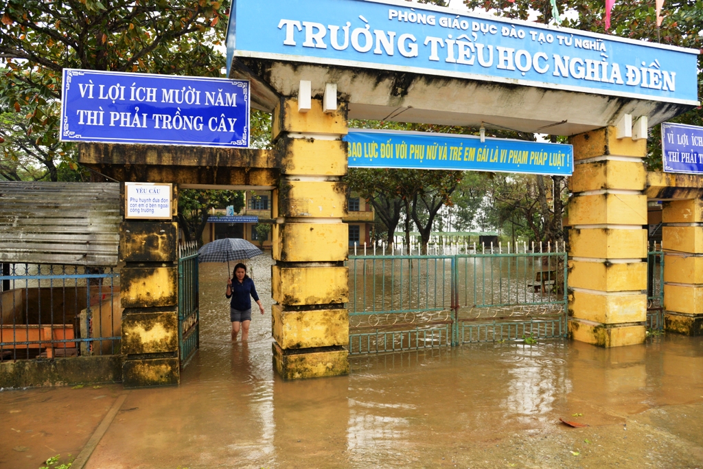 Nhiều trường học cũng bị ngập trong lũ kéo dài nhiều ngày qua. Ảnh: Tử Trực