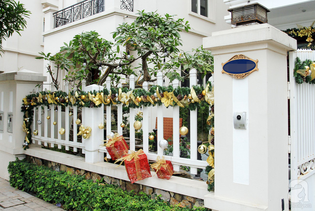 Tuy nhiên ở cổng, hàng rào vẫn rất thu hút với chất ruy băng hoa, hộp quà xinh xắn.
