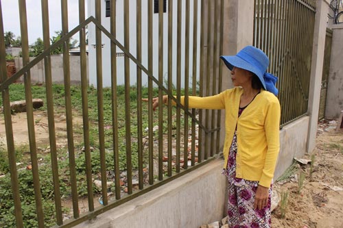 Bà Dương Thị Xuân xót xa nhìn khu mộ ông bà bị đập phá phía trong mảnh vườn