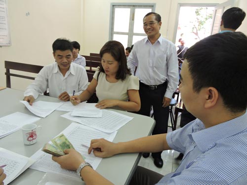 Bắt đầu đền tiền cho 33 hộ dân vụ kiện cá chết
