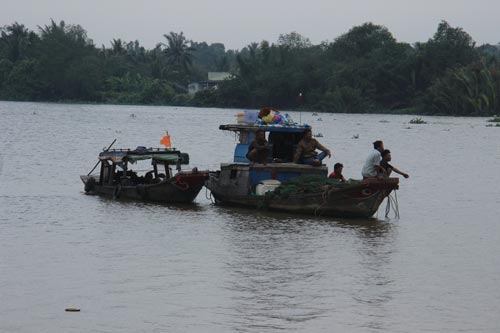 Chìm ghe trên sông, mẹ con mất tích