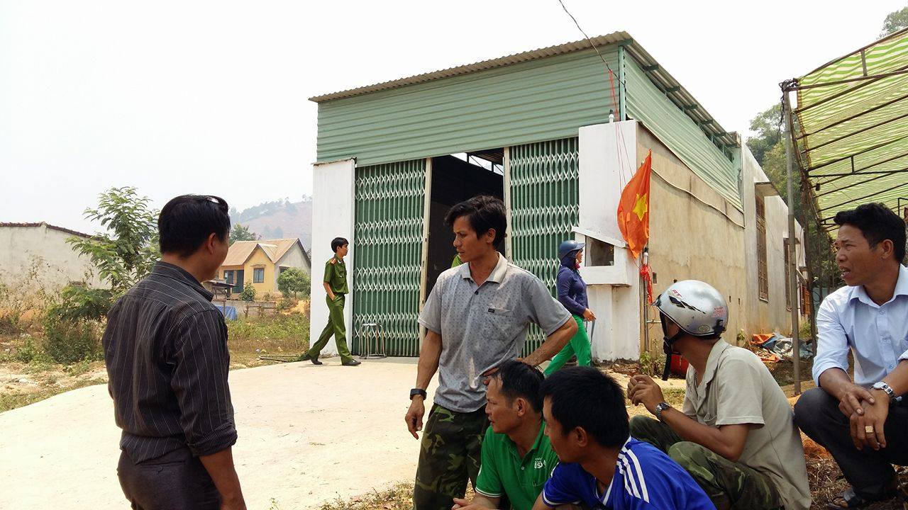 Triệu tập 4 nghi can "bắn chết một phụ nữ trước sân nhà"