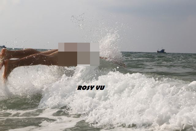 Cá chết, lại khỏa thân kêu gọi bảo vệ môi trường?