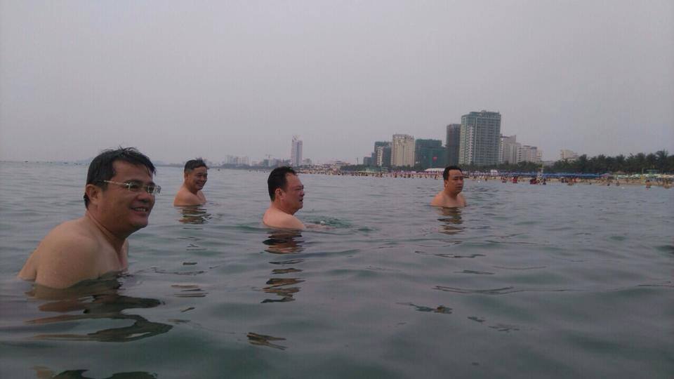 Lãnh đạo Đà Nẵng cùng nhau tắm biển