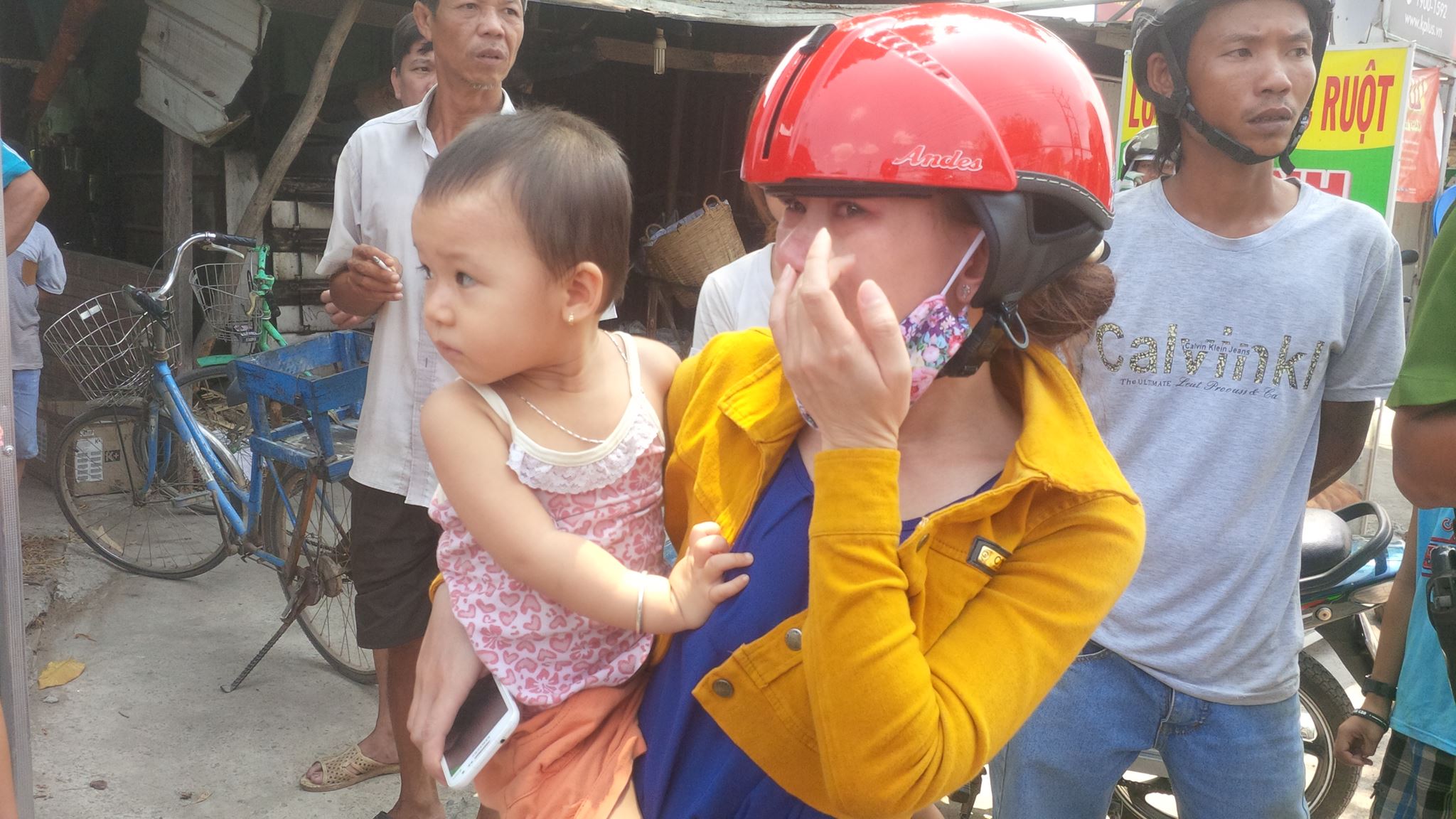 Bé 2 tuổi được chở đi chơi, cả xóm tưởng bị bắt cóc