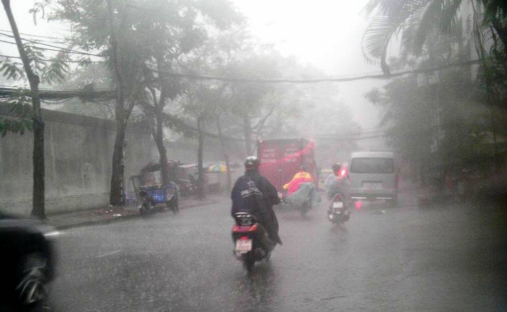Mưa mù trời kèm lốc xoáy ở Sài Gòn