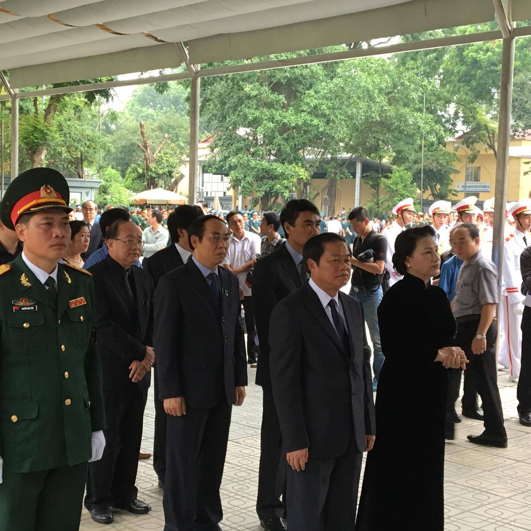 Chủ tịch Quốc hội Nguyễn Thị Kim Ng&acirc;n viếng c&aacute;c liệt sĩ. B&ecirc;n cạnh b&agrave; l&agrave; Đại tướng Đỗ B&aacute; Tỵ, Ph&oacute; chủ tịch Quốc hội