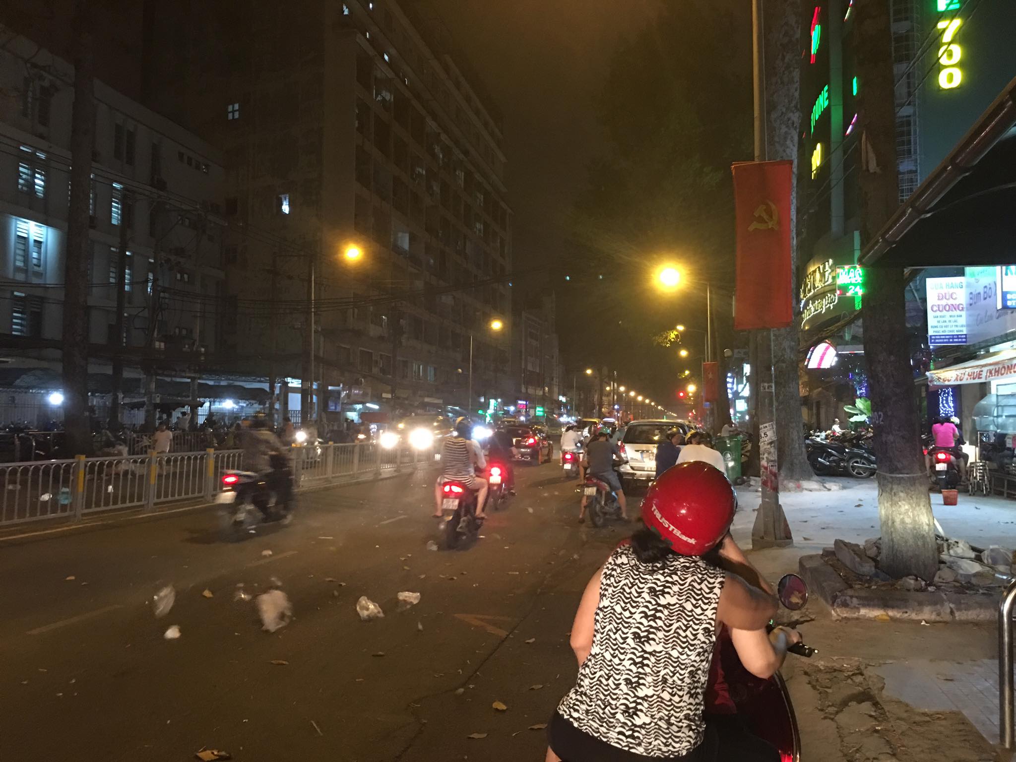 Dông, lốc xoáy làm cát bụi bay mù mịt giữa đêm Sài Gòn
