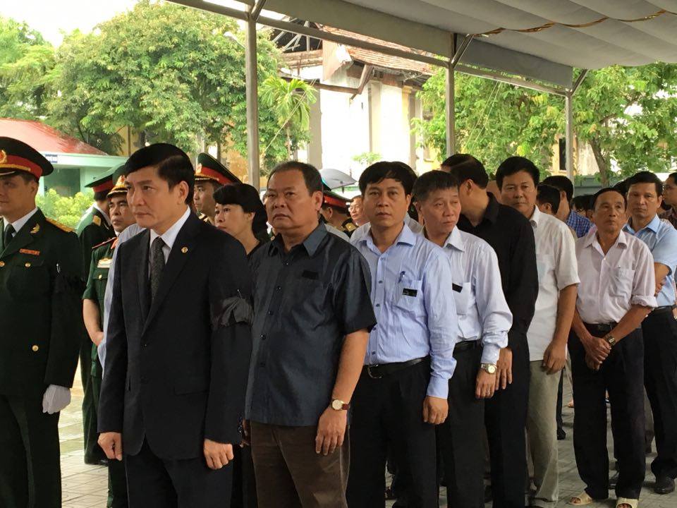 Chủ tịch Tổng Li&ecirc;n đo&agrave;n B&ugrave;i Văn Cường dẫn đầu đo&agrave;n Tổng Li&ecirc;n đo&agrave;n v&agrave;o viếng c&aacute;c liệt sĩ