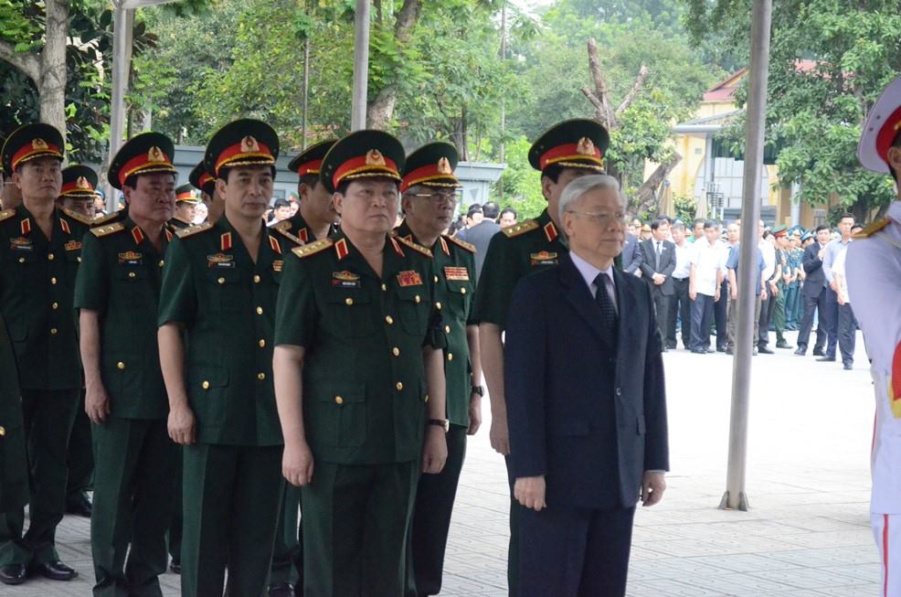 Tổng B&iacute; thư Nguyễn Ph&uacute; Trọng (h&agrave;ng đầu) v&agrave; Đại tướng, Bộ trưởng QUốc ph&ograve;ng Ng&ocirc; Xu&acirc;n Lịch (h&agrave;ng thứ 2) v&agrave;o viếng c&aacute;c chiến sĩ