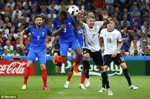 Xem Schweinsteiger để bóng chạm tay vô duyên khiến Đức ôm hận