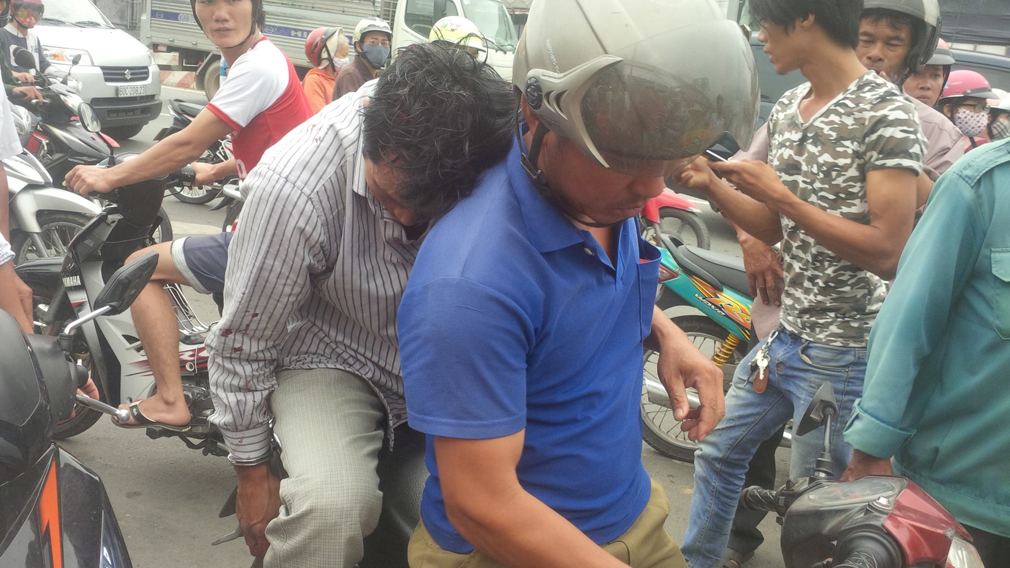 Người dân bắt gọn tên “đua nóng” xe máy