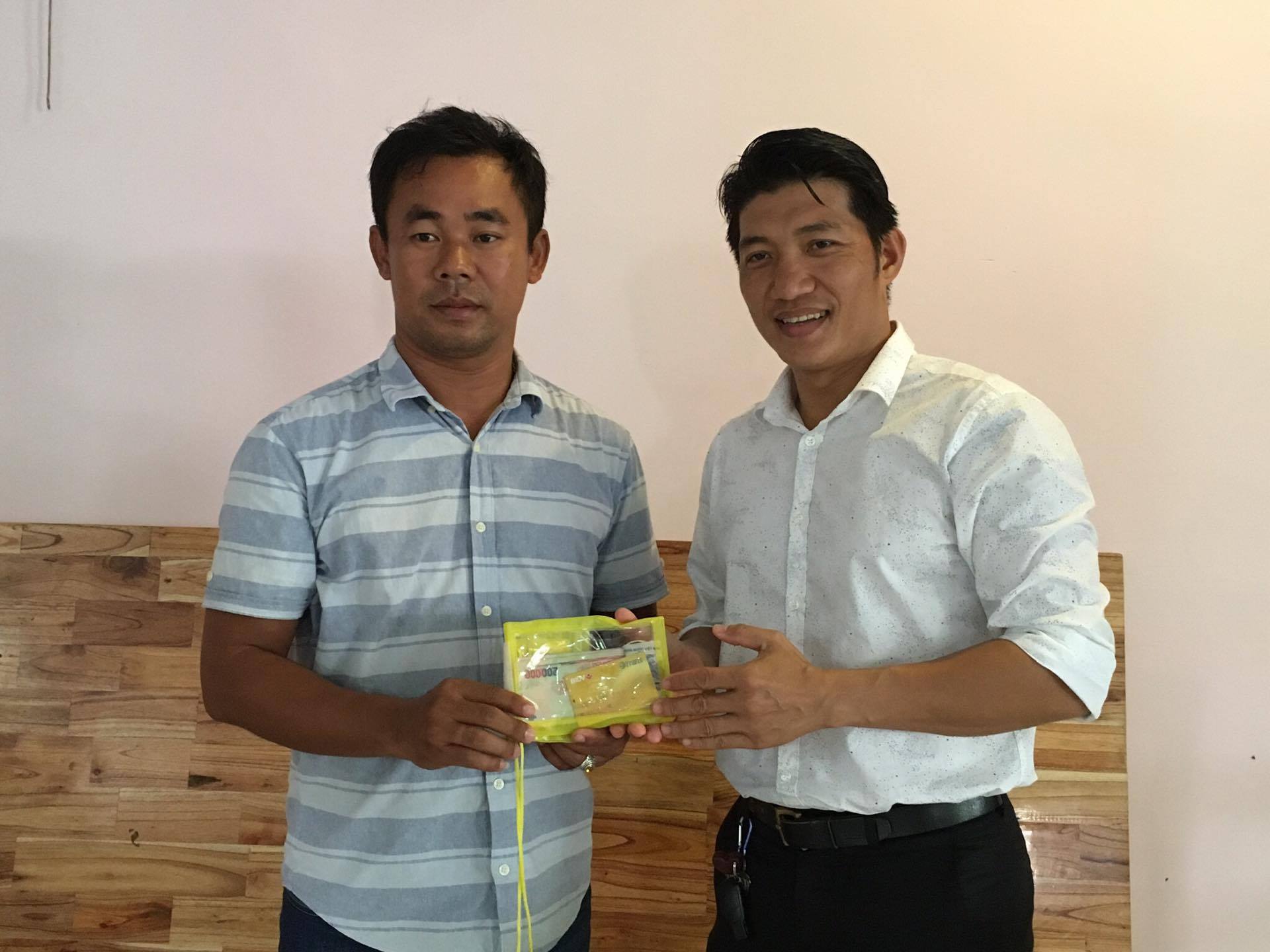Giảng viên trả lại tiền, vàng cho người đánh rơi