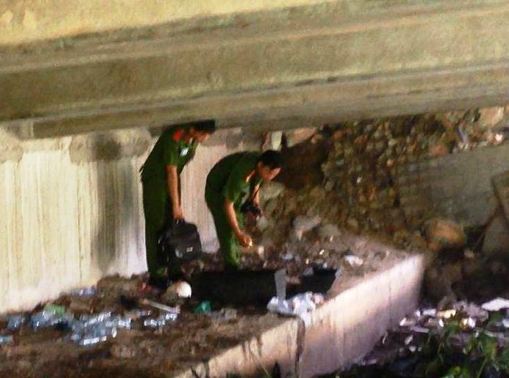 Quan tài dưới cầu Băng Ky nghi chứa thi thể sơ sinh