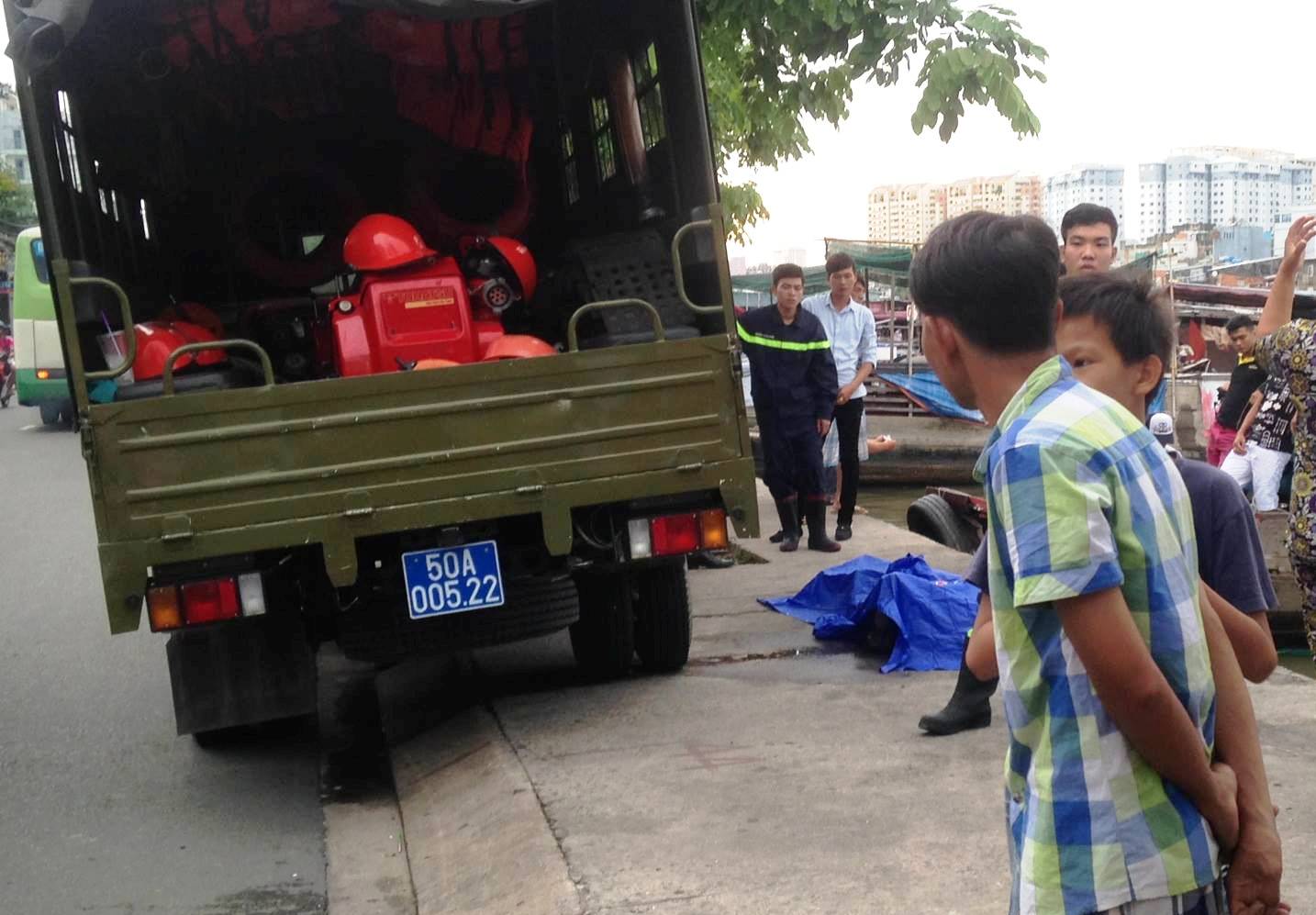 Bất lực đứng nhìn người đàn ông chìm dần dưới kênh Tẻ