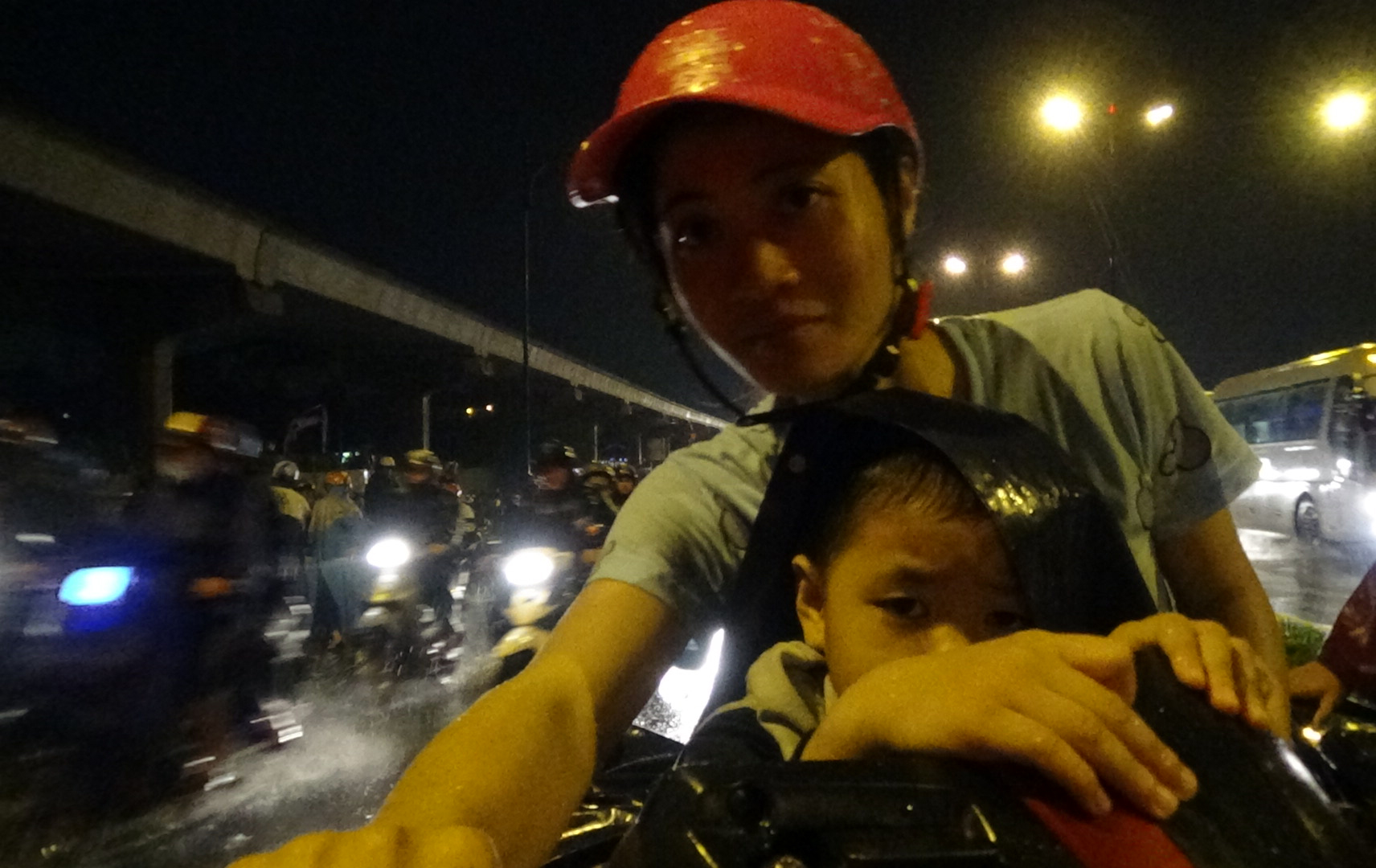 
Những người kh&ocirc;ng sửa được xe m&aacute;y buộc phải mệt mỏi dắt xe h&agrave;ng c&acirc;y số để t&igrave;m chỗ sửa xe.
