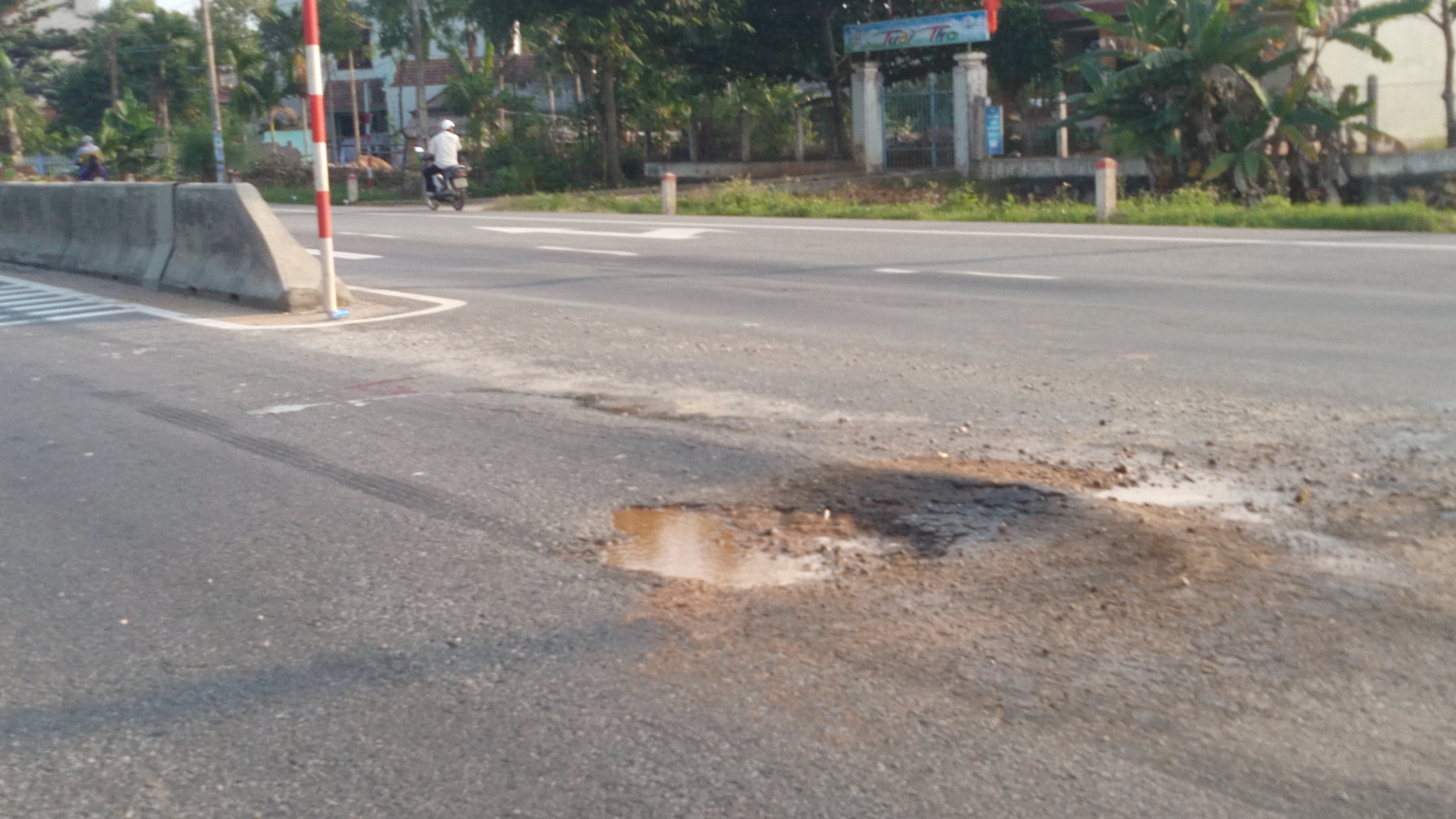 Nhiều điểm đường bị hư hong nặng gây nguy hiểm cho người tham gia giao thông