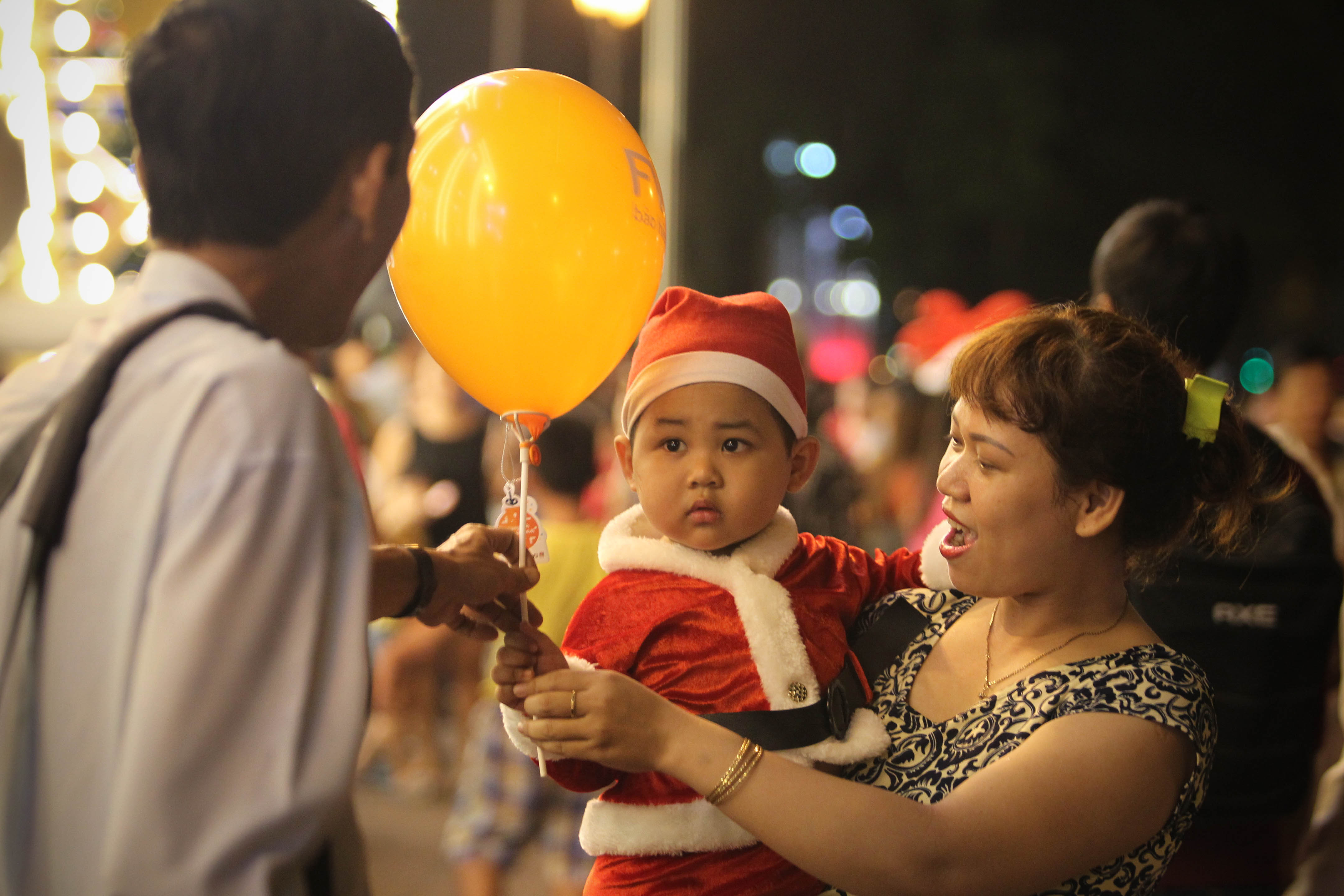 Bé Bo (2 tuổi) cùng mẹ dạo chơi Noel