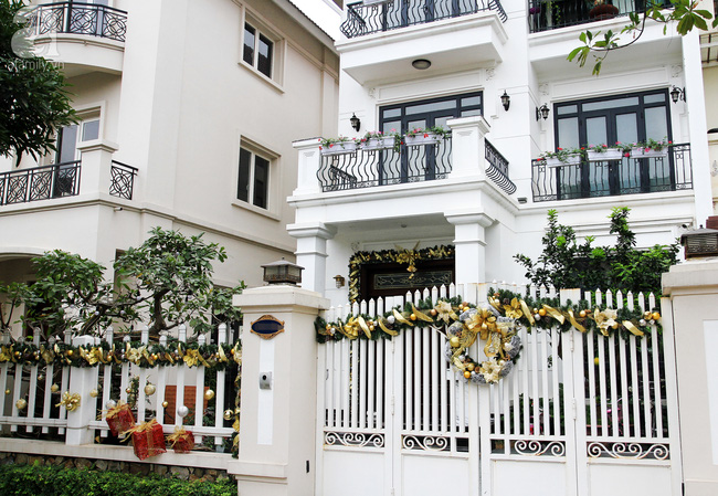 Cổng chính được trang trí bằng lá, vòng nguyệt quế, quả châu.