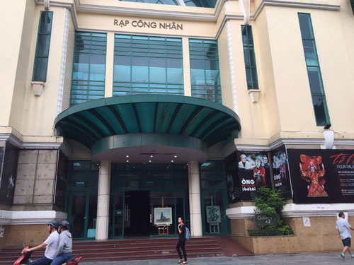 Cám cảnh nhà hát cửa đóng then cài