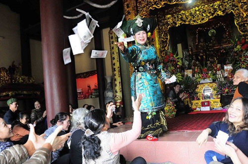 Một cảnh hầu đồng được cho là biến tướng, mang màu sắc mê tín dị đoan Ảnh: CUNG MINH