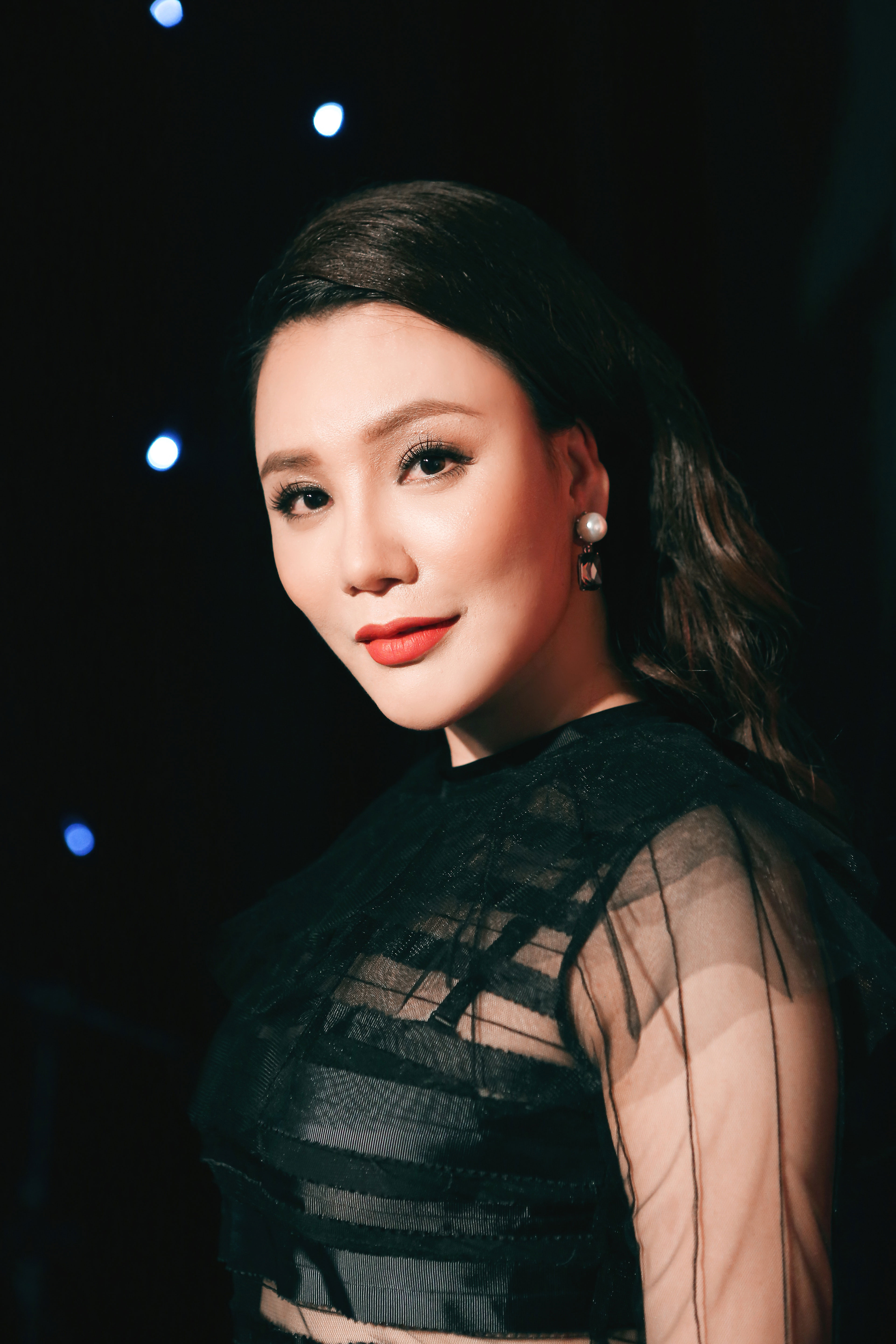Hồ Quỳnh Hương trở về con người thật!