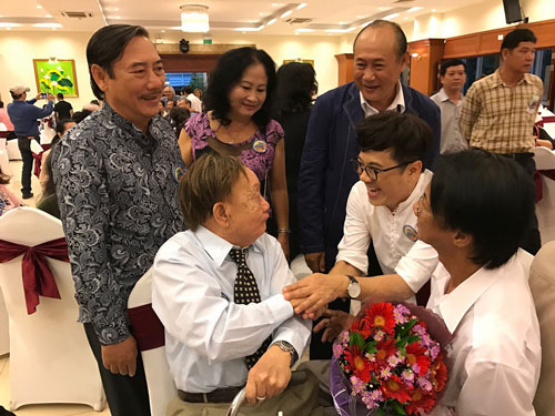 NSƯT Th&agrave;nh Lộc vui mừng gặp lại NSƯT Th&agrave;nh Tr&iacute; trong buổi họp mặt Ảnh: THANH HIỆP