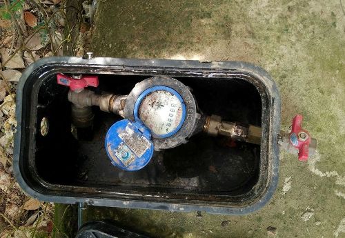 Sau khi gắn đồng hồ nước, người dân không sử dụng mà khóa lại nên rất lãng phí