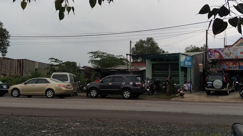 Lối vào căn nhà nhỏ của ông Sơn nằm sau đường Đồng Khởi, con đường lớn qua phường Trảng Dài