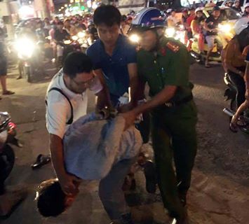 Chặn hàng loạt ô tô trên đường để... bẻ gương
