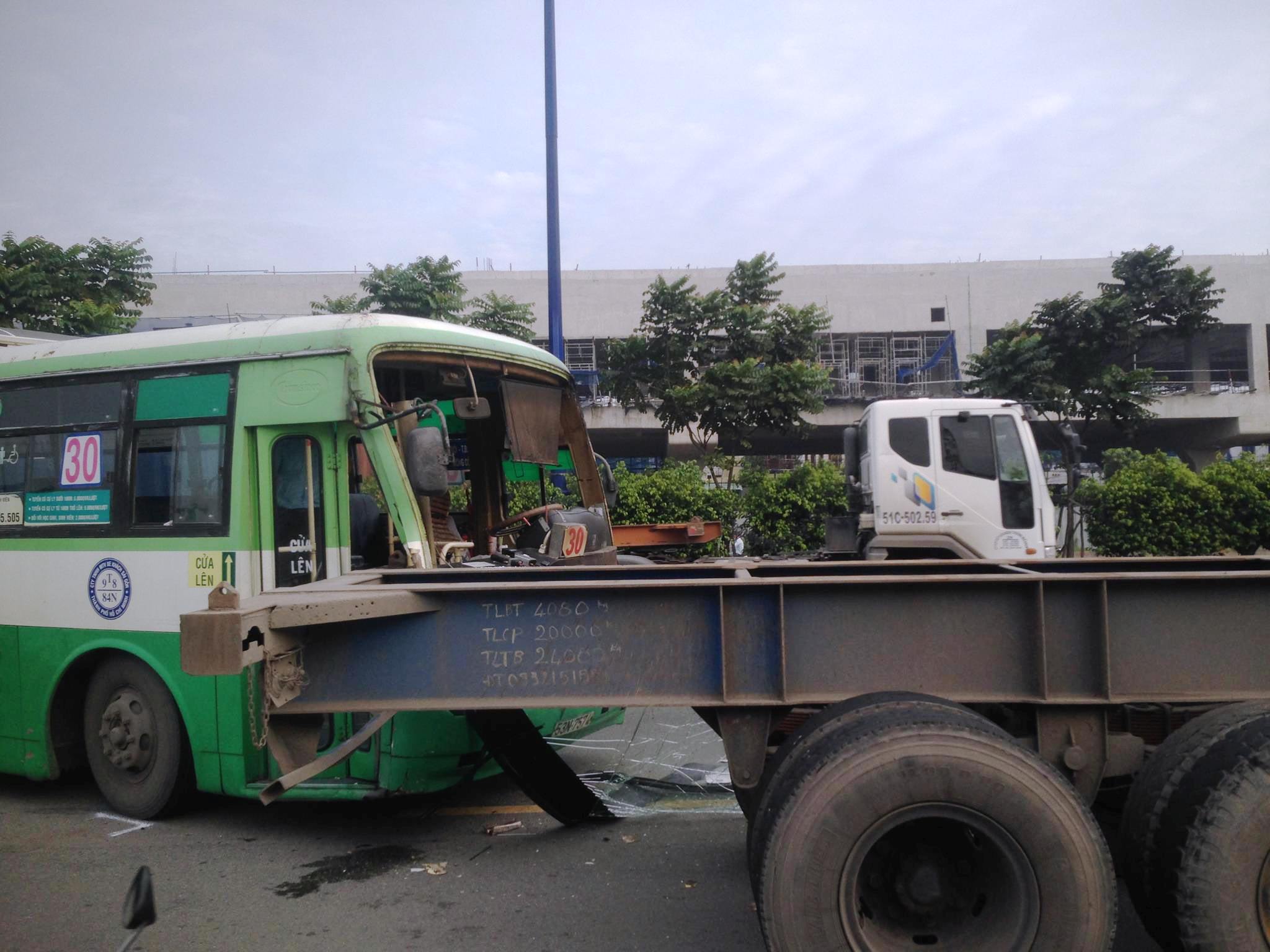 Ít phút sau, chiếc xe buýt tuyến 30 tiếp tục va chạm với một xe container khi lưu thông qua hiện trường vụ tai nạn