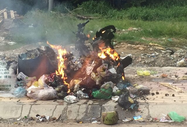 Giận vợ đánh bạc, mang xe máy đi đốt
