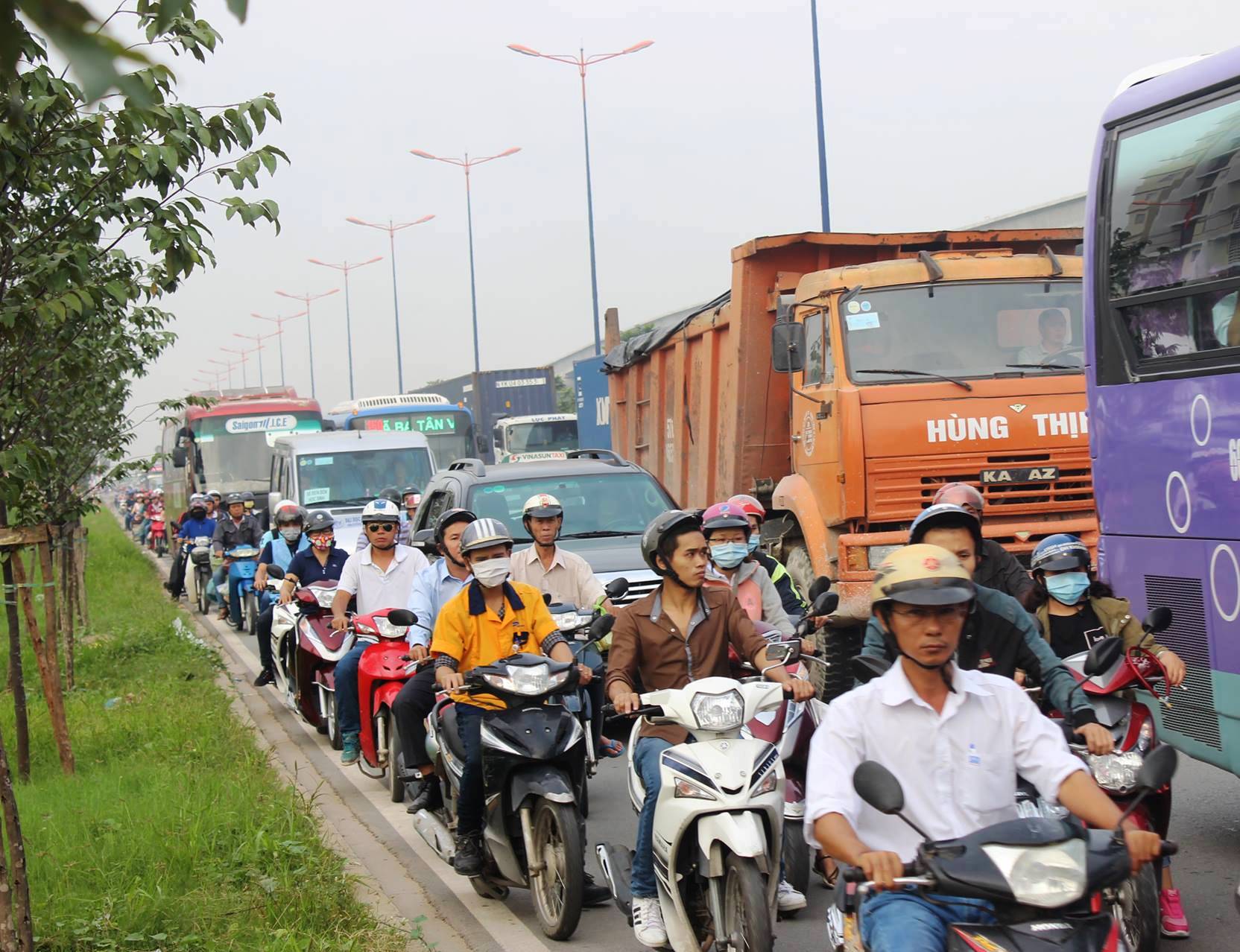 Ô tô cùng xe máy phải chen nhau nhích từng chút một ở làn xe 2 bánh do ảnh hưởng từ 3 vụ tai nạn