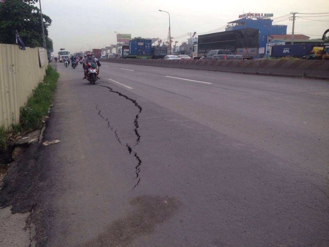 Trước đó, sự cố đường bị nứt toác khiến người dân lo lắng khi lưu thông qua khu vực này