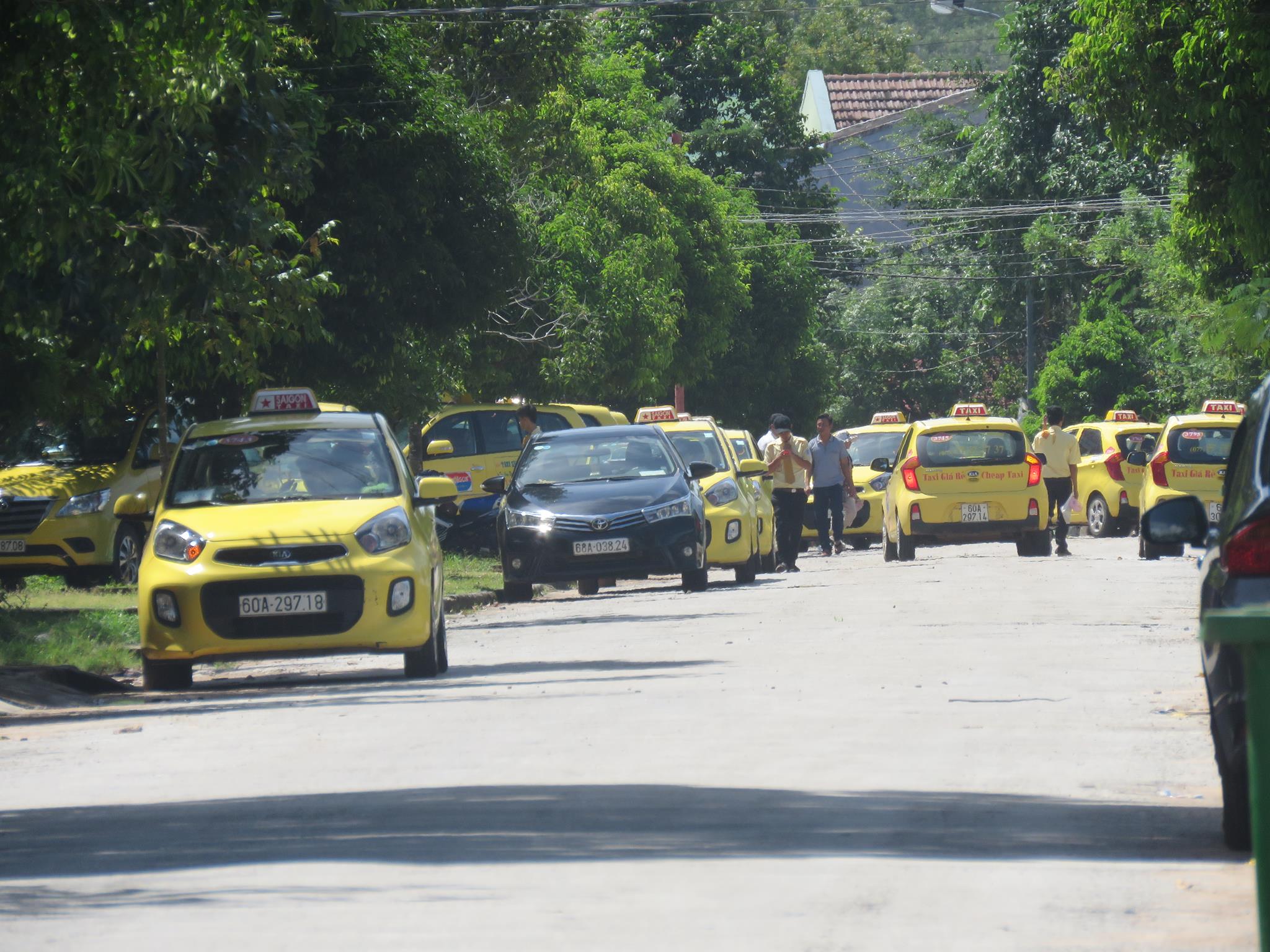 Căng thẳng vụ hàng trăm tài xế taxi ở Phú Quốc bỏ việc, ngừng tài