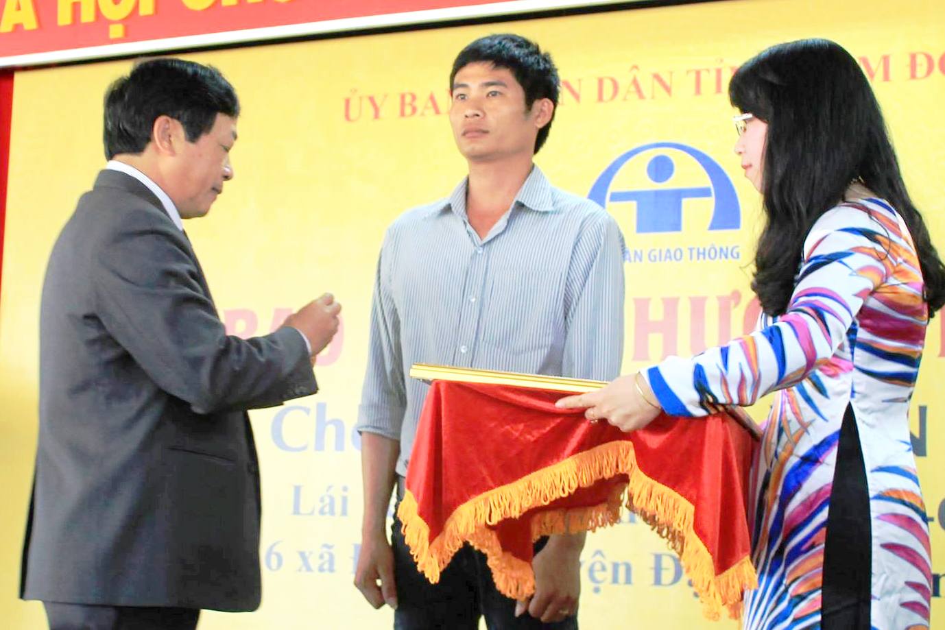
T&agrave;i xế Phan Văn Bắc vinh dự nhận Hu&acirc;n chương dũng cảm của Chủ tịch nước trao tặng.
