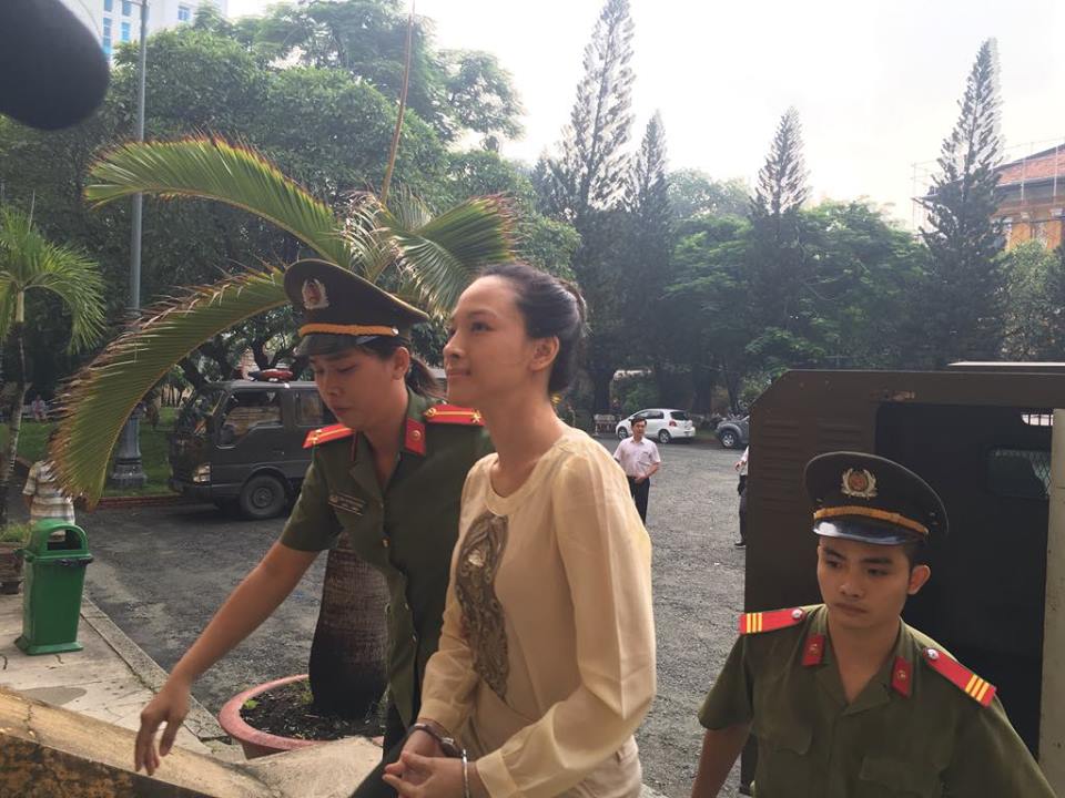 Hoa hậu Phương Nga được dẫn giải đến tòa