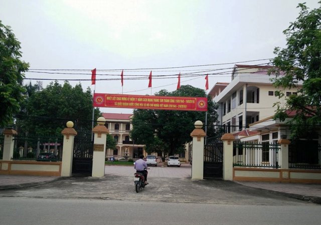 
UBND huyện Nho Quan (Ninh B&igrave;nh), được doanh nghiệp tự nguyện tặng cho 1 chiếc xe sang do thấy l&atilde;nh đạo đi l&agrave;m nhiệm vụ kh&oacute; khăn
