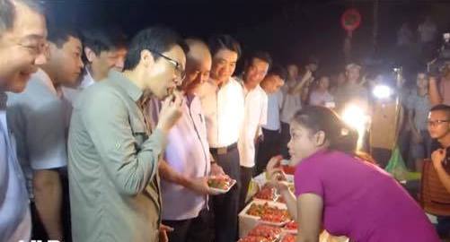 Ph&oacute; Thủ tướng Vũ Đức Đam ăn thử d&acirc;u t&acirc;y tại chợ