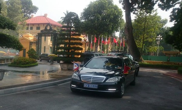 
Xe chở Tổng thống tiến v&agrave;o Phủ Chủ tịch
